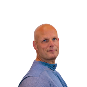 Coach René op een portretfoto, hij draagt een blauwe nette polo