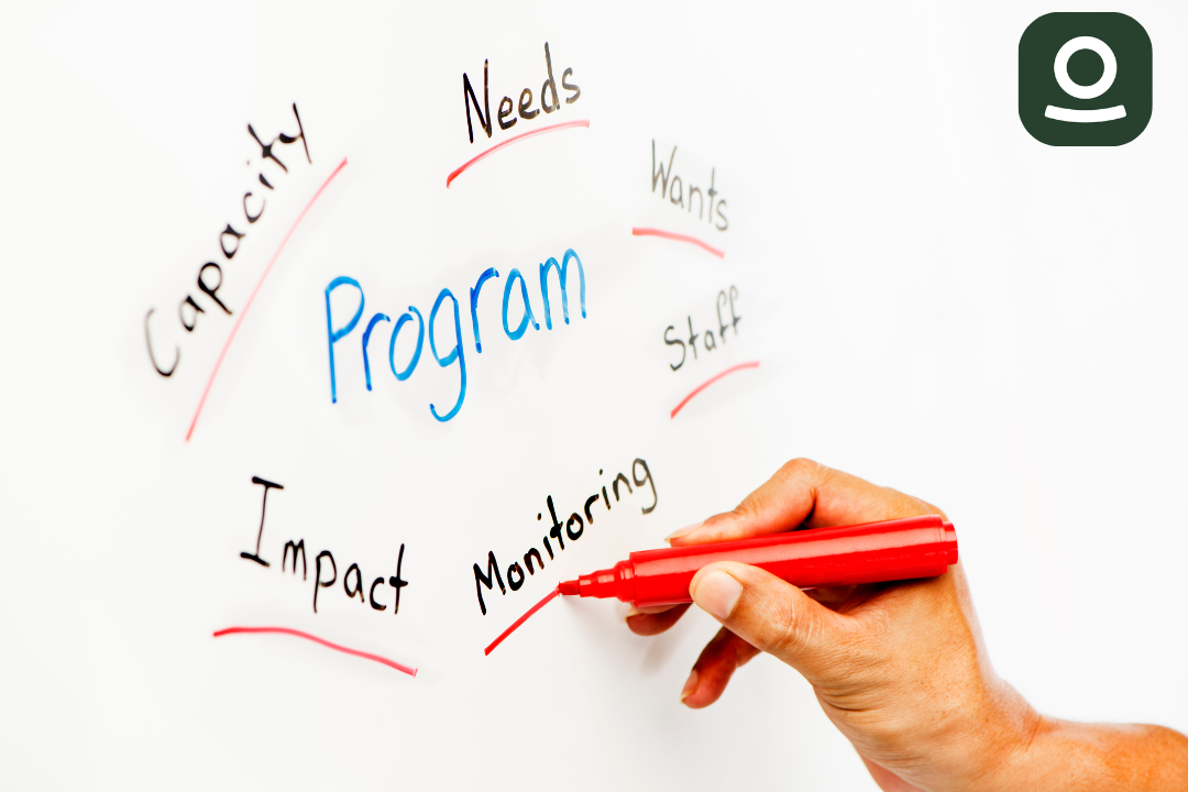 Schoolbord waar op geschreven wordt rondom het woord platform.