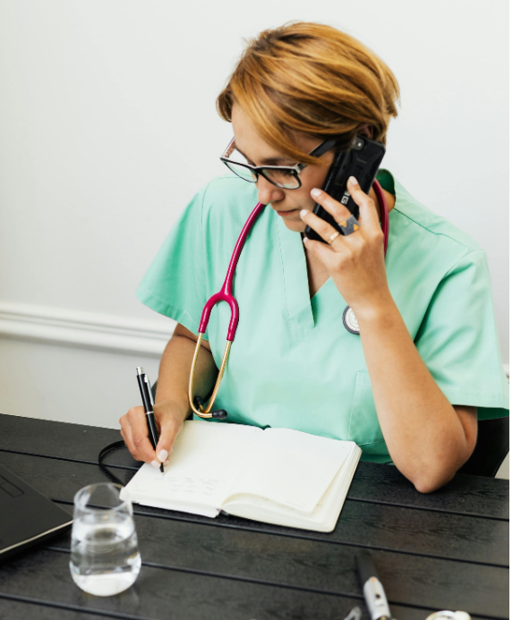 Een dokter belt met een patiënt, om haar nek hangt een .