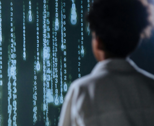 IT'er die naar scherm met allemaal cijfers kijkt.