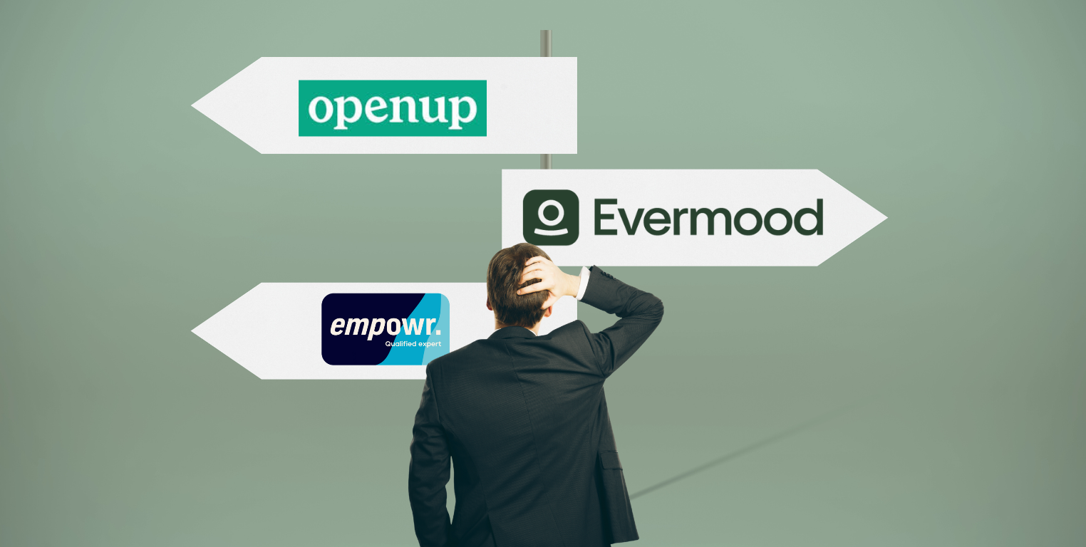 Een man kijkt naar 3 borden met 3 verschillende platformen. Open up, Empowr en Evermood.
