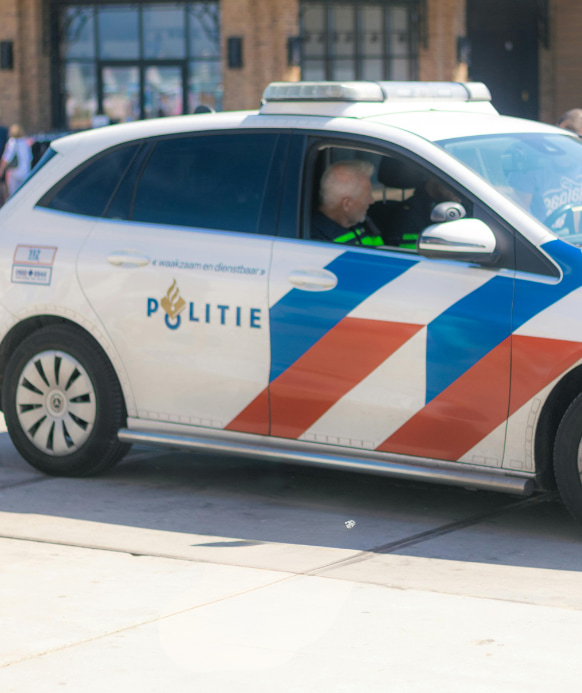 Politie auto rijdt door een straat