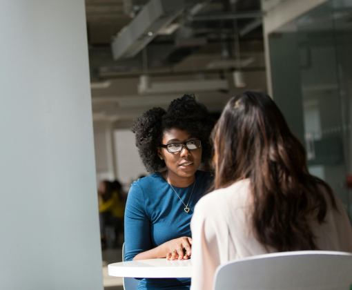 Vrouwen in nette kleding in overleg