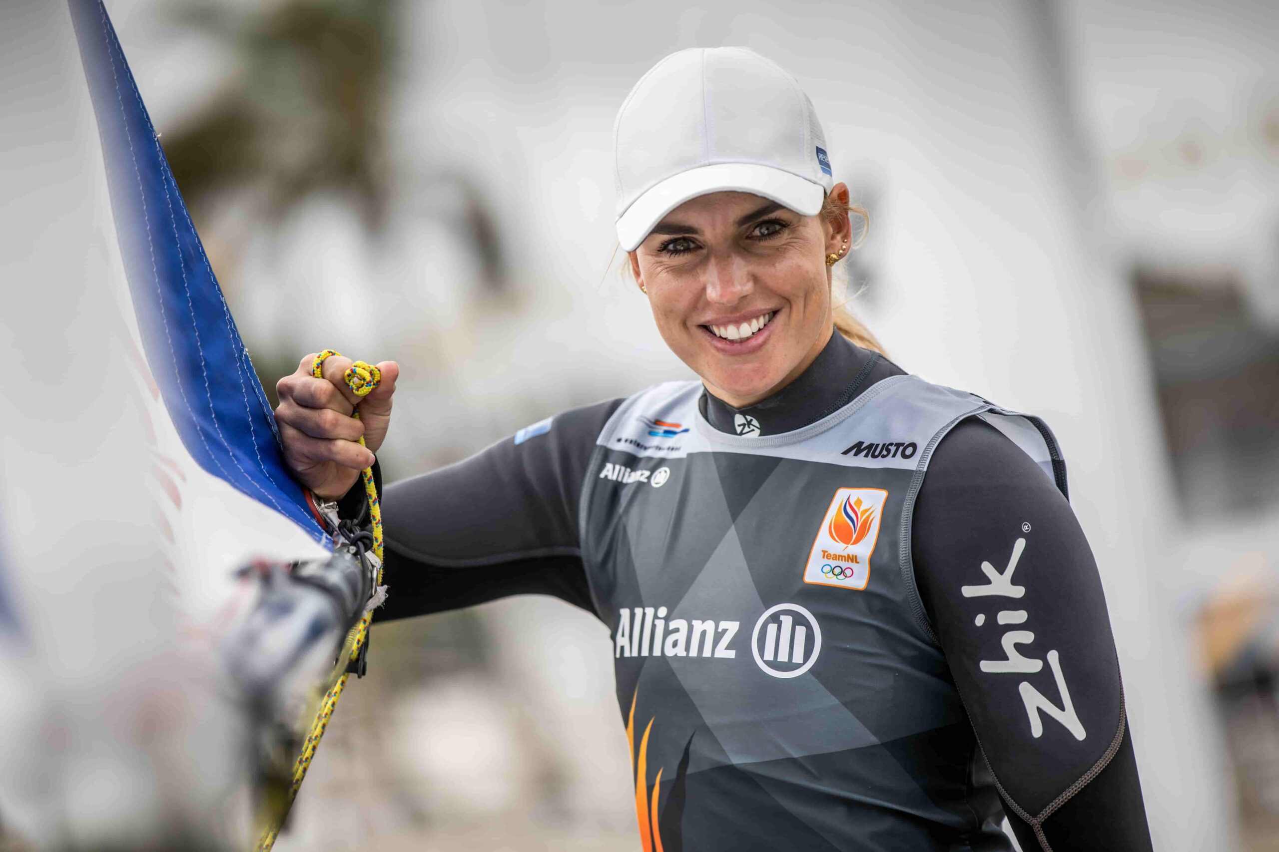 Marit Bouwmeester kijkend in de camera met een zeil in haar hand